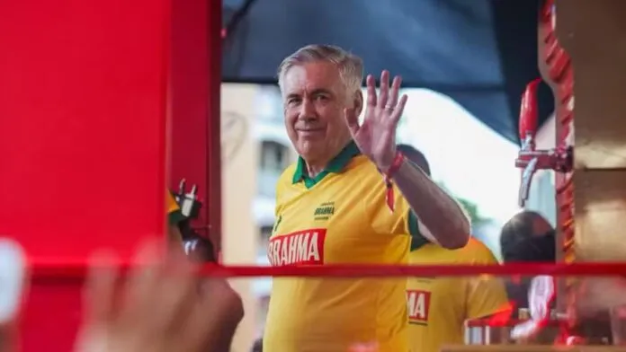 Ancelotti curte Carnaval na Bahia e recebe “cornetada” de Léo Santana: “Chama o Neymar”