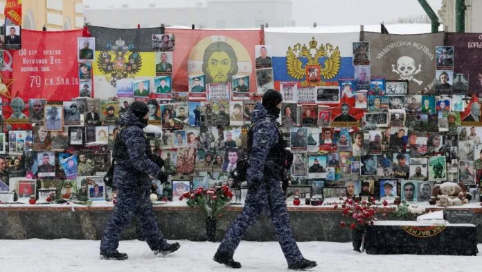 Zelensky marca aniversário da guerra na Ucrânia com promessa de continuar lutando