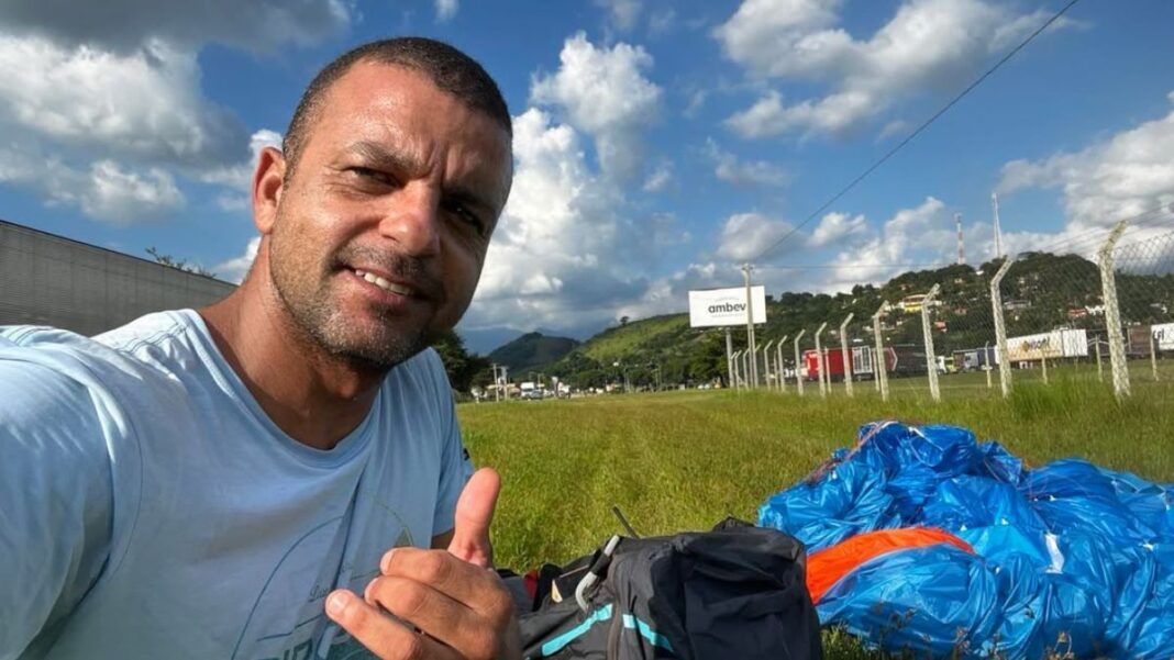 Rodolfo Pascoal Ladeira faz gesto com a mão em direção à câmera