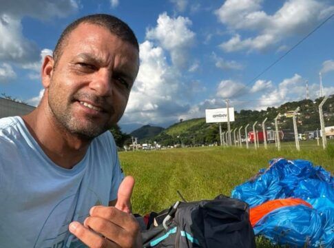 Rodolfo Pascoal Ladeira faz gesto com a mão em direção à câmera