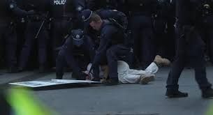 Policiais australianos agridem mulher durante protesto contra visita de presidente israelense