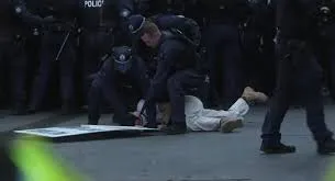 Policiais australianos agridem mulher durante protesto contra visita de presidente israelense