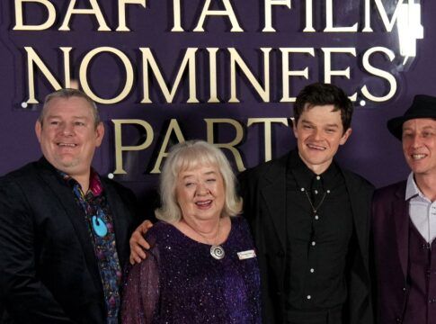 O ativista John Davidson e demais pessoas na cerimônia de premiação do Bafta