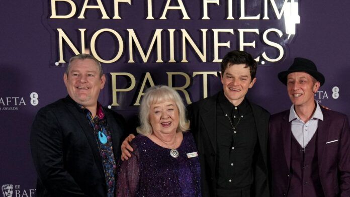 O ativista John Davidson e demais pessoas na cerimônia de premiação do Bafta