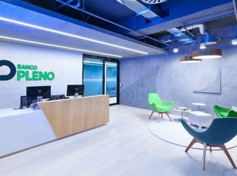 Imagem do escritório do banco, com cadeiras e computadores