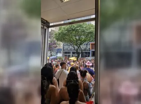 Pessoas participam do bloco de carnaval de Calvin Harris, em São Paulo