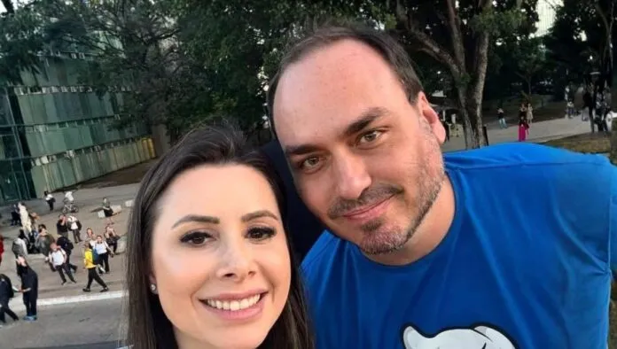 Bolsonaro indica Carlos e Carol de Toni em SC e gera impasse no PL catarinense