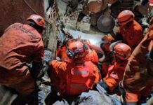 Mãe morre e filha é resgatada em desabamento de casas no Rio de Janeiro