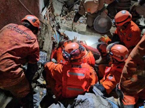 Mãe morre e filha é resgatada em desabamento de casas no Rio de Janeiro