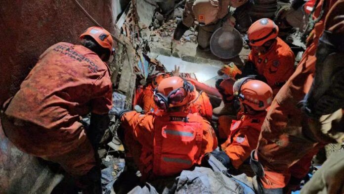 Mãe morre e filha é resgatada em desabamento de casas no Maracanã, no Rio