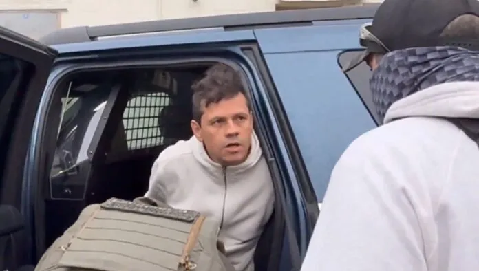 Brasileiro em carro, algemado por agentes do ICE