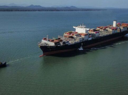 Navio com contêineres navega no mar