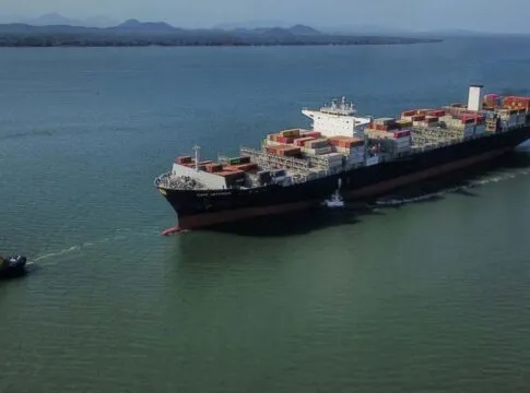 Navio com contêineres navega no mar