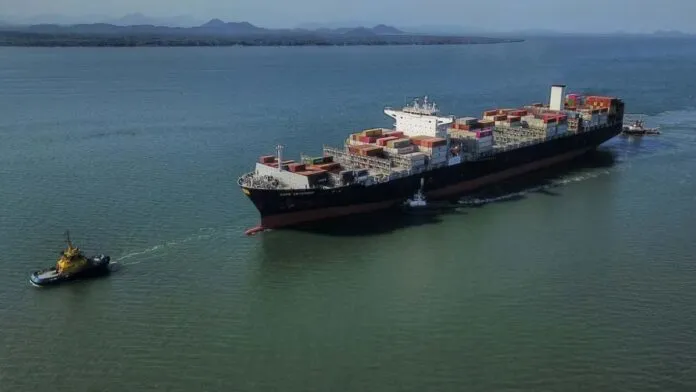 Navio com contêineres navega no mar