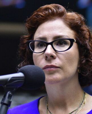 A ex-deputada federal Carla Zambelli falando em frente ao microfone