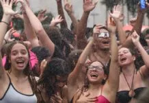 Prefeitura de SP multa empresas por áreas VIP em calçadas durante pré-carnaval