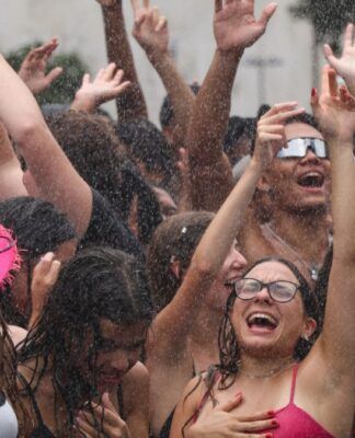 Prefeitura de SP multa empresas por áreas VIP em calçadas durante pré-carnaval