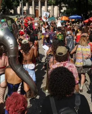 Foliões se divertem em bloco de rua no carnaval do Rio de Janeiro