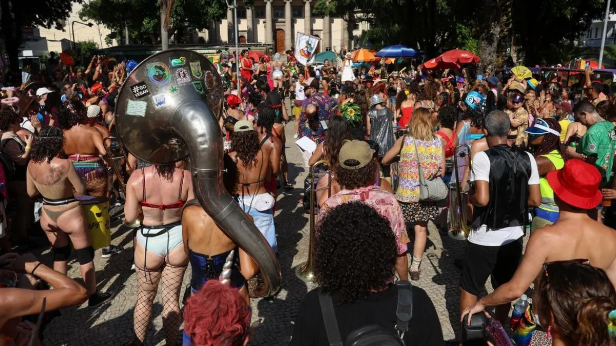 Foliões se divertem em bloco de rua no carnaval do Rio de Janeiro