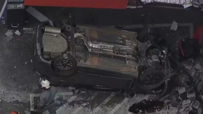 Motorista erra marcha e carro despenca em estacionamento de supermercado