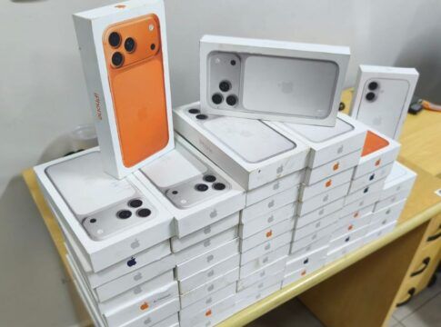 PRF apreende 54 iPhones 17 escondidos em portas de carro em Ourinhos (SP)