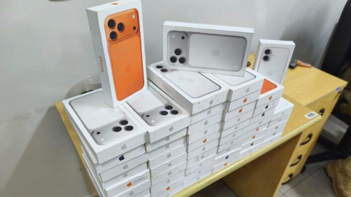 PRF apreende 54 iPhones 17 escondidos em portas de carro em Ourinhos (SP)