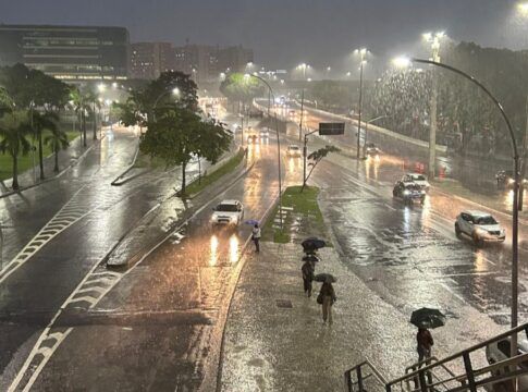 Chuva causa transtornos no Rio; duas pessoas ficam feridas após choque elétrico