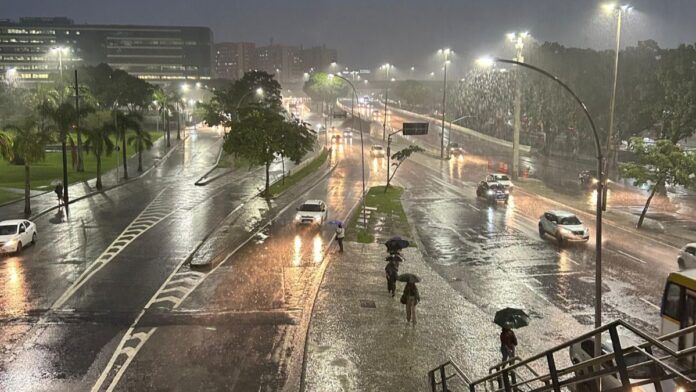 Chuva causa transtornos no Rio; duas pessoas ficam feridas após choque elétrico
