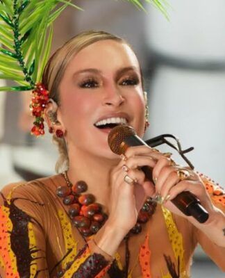 Claudia Leitte no trio em Salvador