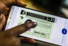 Celular mostra um exemplo de Carteira Nacional de Habilitação (CNH) digital