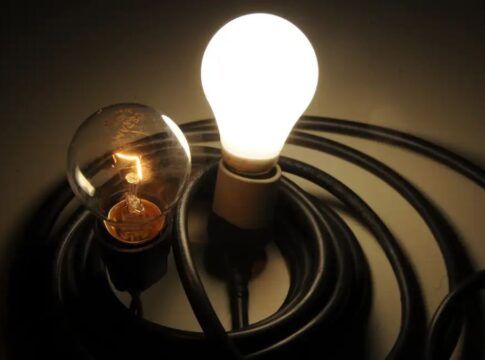 Conta de luz deve subir acima da inflação em 2026, puxada por crise hídrica e encargos