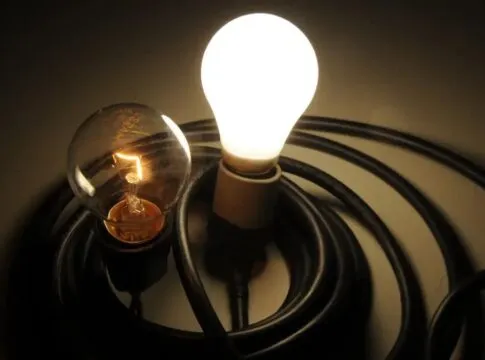 Conta de luz deve subir acima da inflação em 2026, puxada por crise hídrica e encargos