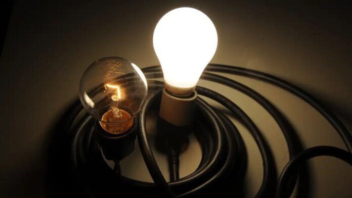 Conta de luz deve subir acima da inflação em 2026, puxada por crise hídrica e encargos