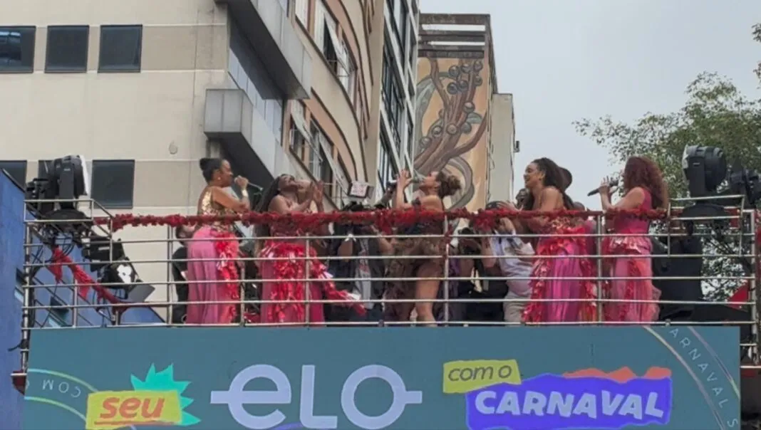 Daniela Mercury canta em seu bloco na Rua da Consolação