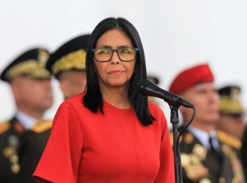 Delcy Rodríguez conversa com Trump e pede respeito nas relações EUA-Venezuela