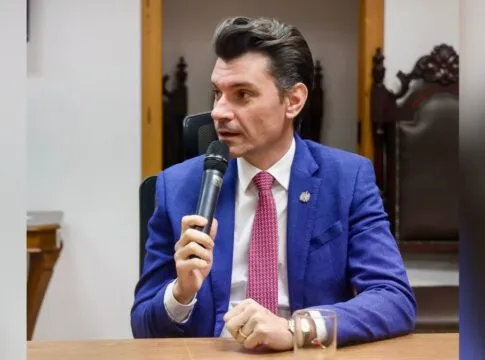 Delegado fala ao microfone durante entrevista