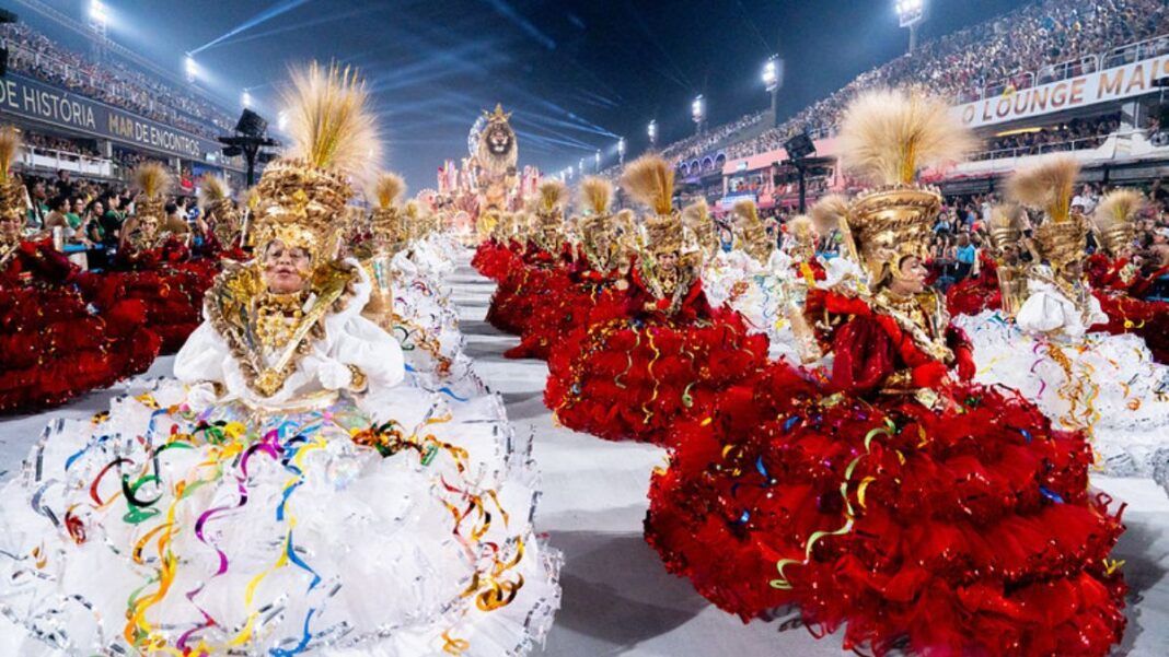Mulheres da Viradouro desfilam na Sapucaí, no Rio de Janeiro