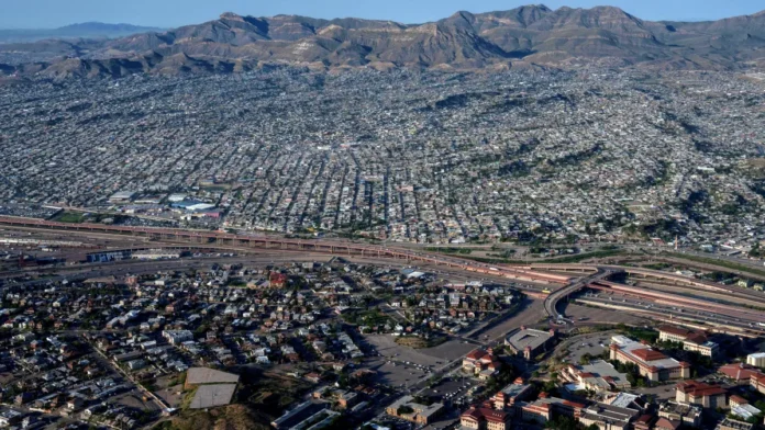 Imagem aérea mostra a cidade de El Paso, no Texas, Estados Unidos, na fronteira com o México