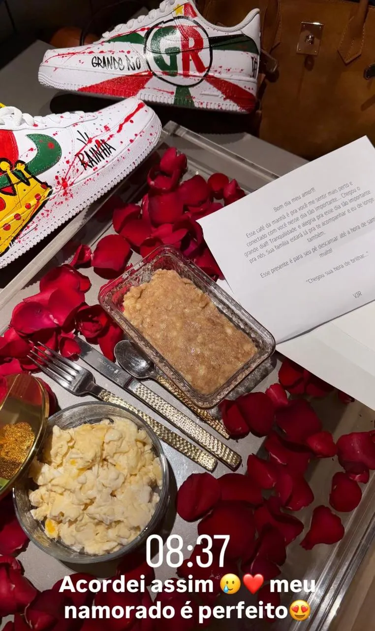 Presente de Vini Jr. para Virginia Fonseca antes de sua estreia na Grande Rio