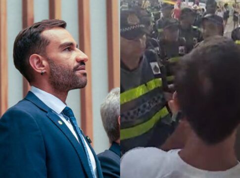 Imagem dividida ao meio. À esquerda, um homem de terno azul e barba olha para o horizonte. À direita, uma cena de conflito embaçada mostra policiais com coletes refletivos amarelos em meio a uma aglomeração de pessoas em um ambiente externo.