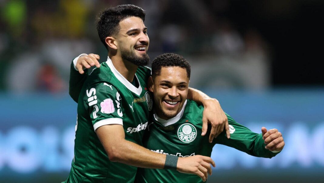 Flaco López e Vitor Roque abraçados com a camisa do Palmeiras