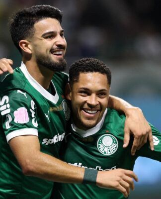 Flaco López e Vitor Roque abraçados com a camisa do Palmeiras