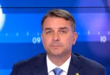Flávio Bolsonaro critica Macron e o chama de incompetente durante visita à França