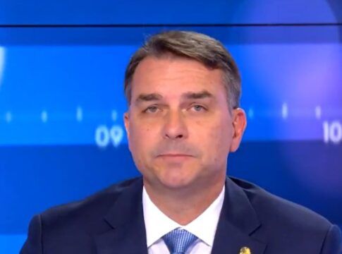 Flávio Bolsonaro critica Macron e o chama de incompetente durante visita à França