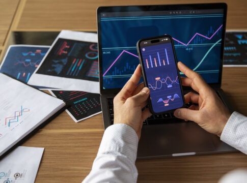 Trabalhadores de escritório que usam gráficos financeiros