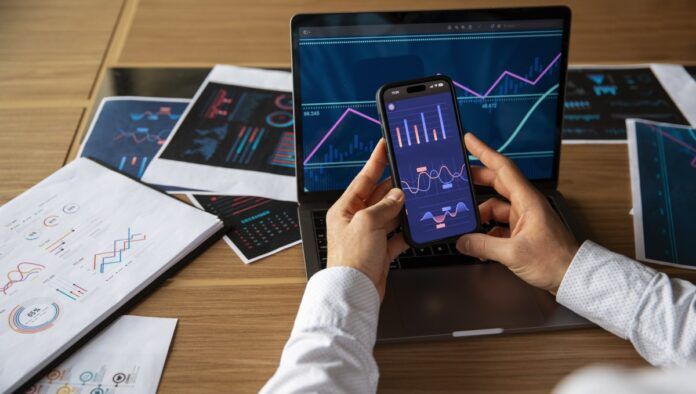 Trabalhadores de escritório que usam gráficos financeiros