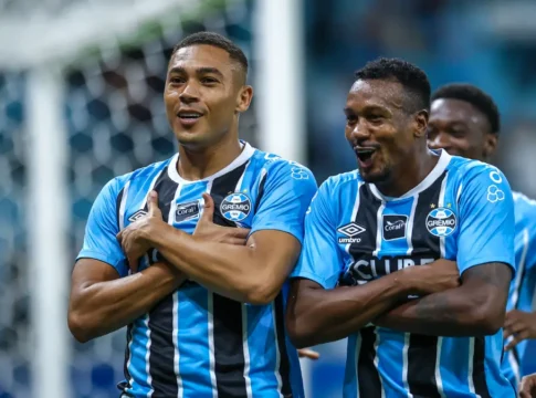Carlos Vinícius, do Grêmio, comemora gol contra o Novo Hamburgo pelo Gauchão 2026