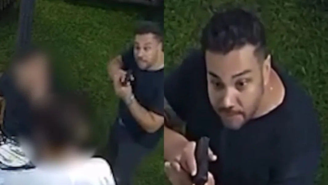 Montagem com dois frames de um vídeo de segurança. À esquerda, um homem de camiseta preta empunha uma arma de fogo em um local com gramado. À direita, um recorte ampliado destaca o rosto do homem com expressão agressiva e a arma em punho. Outras pessoas aparecem com o rosto desfocado.
