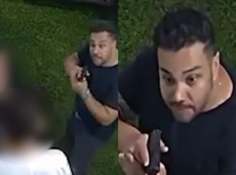 Montagem com dois frames de um vídeo de segurança. À esquerda, um homem de camiseta preta empunha uma arma de fogo em um local com gramado. À direita, um recorte ampliado destaca o rosto do homem com expressão agressiva e a arma em punho. Outras pessoas aparecem com o rosto desfocado.