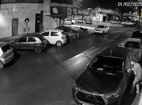 Câmera de segurança mostra roubo de carro em Brasília